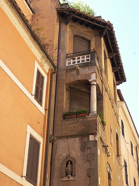 Rome_Trastevere_house_windows